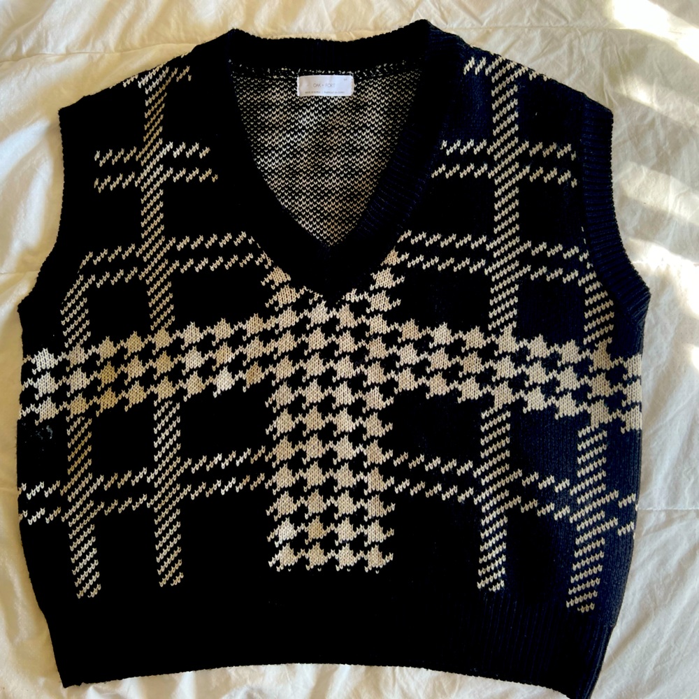 OAK + FORT vest black and white. New
